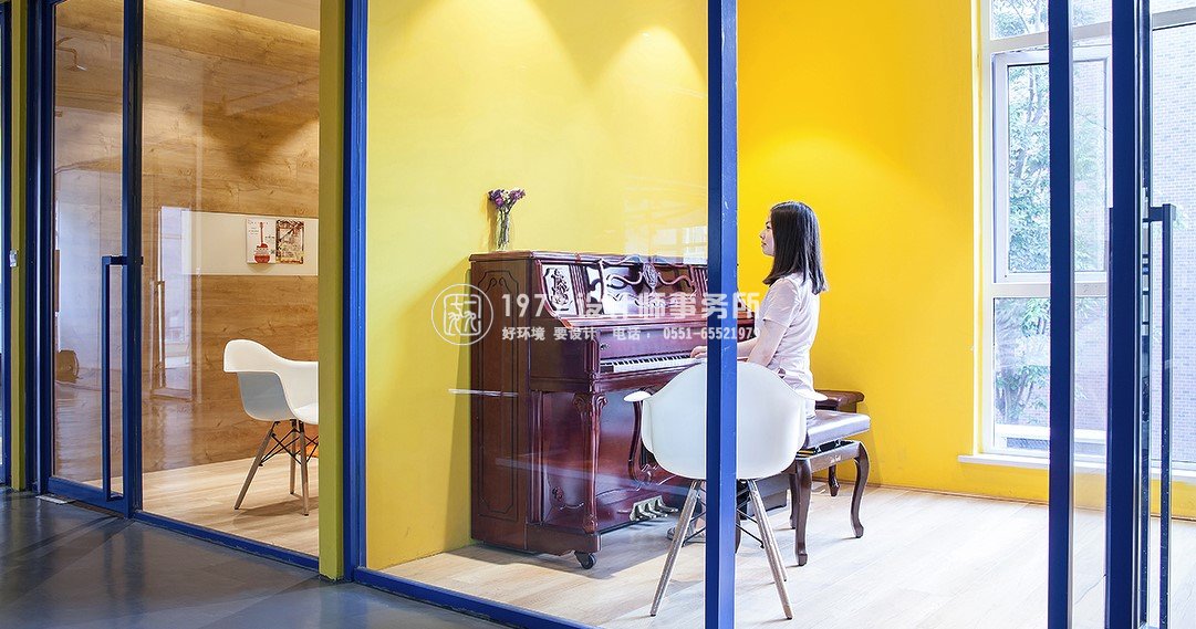 教育培訓機構(gòu)設(shè)計之春秋藝術(shù)學校鋼琴房側(cè)面效果圖